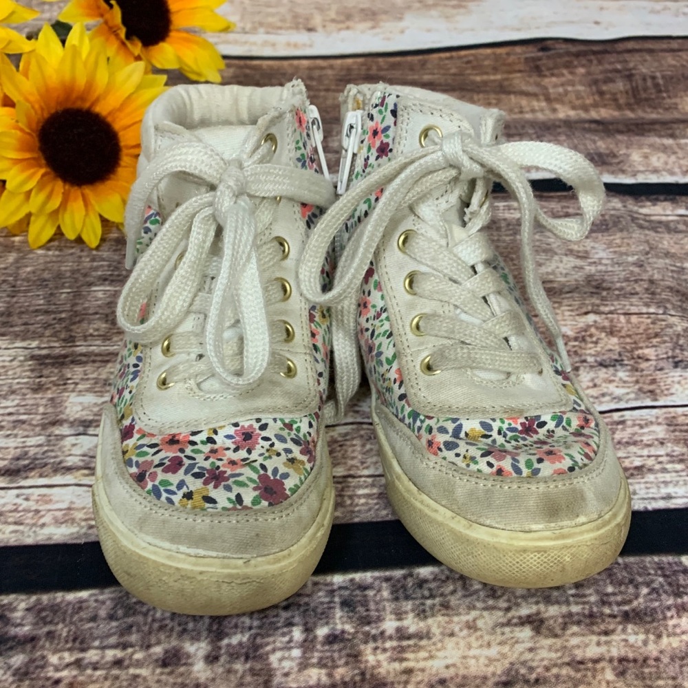 Girls flower sneakers by Gap. Size 11